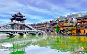 Đặc điểm gì thu hút khách du lịch ở Phượng Hoàng cổ trấn Trương Gia Giới?