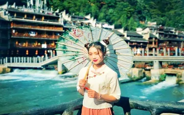 Những món lưu niệm độc đáo nên mua khi du lịch Phượng Hoàng cổ trấn