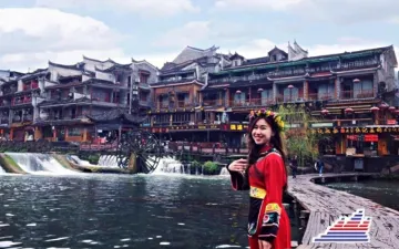 Đi Phượng Hoàng Cổ Trấn nên mua gì làm quà? – Bật mí 4 trang phục truyền thống ĐẸP, ĐỘC, LẠ