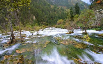 Thác Trân Châu – Vẻ đẹp tinh khôi của núi rừng đắm say khách du lịch Cửu Trại Câu