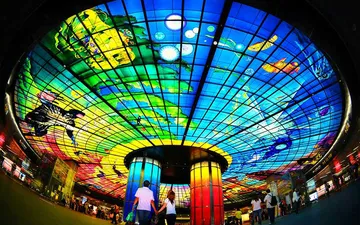 Ga tàu kính vạn hoa Formosa lớn nhất Đài Loan thu hút khách du lịch thế giới