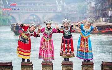 Du lịch Phượng Hoàng Cổ Trấn có gì hay mà lại thu hút khách du lịch đến thế?