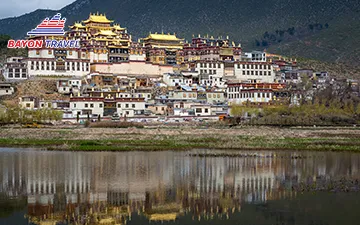 Lệ Giang hay Phượng Hoàng Cổ Trấn, nên đi đâu?