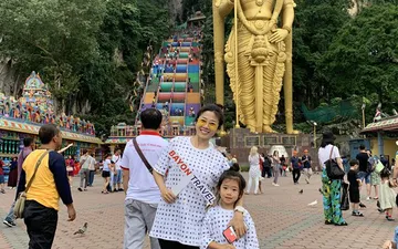 Mai Phương đưa con gái du lịch Singapore Malaysia đón mùa hè vui tươi