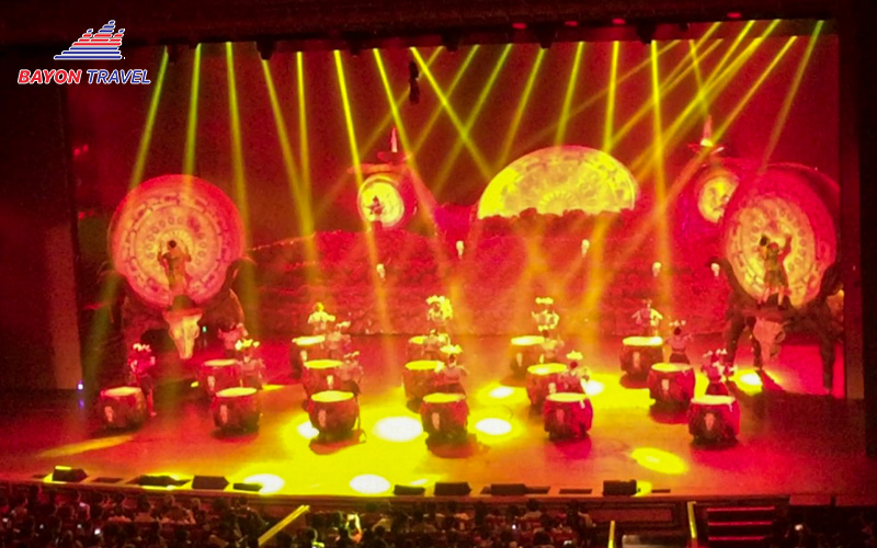 Điệu múa trống của dân tộc Miêu ở Phượng Hoàng cổ trấn được tái hiện trong show biểu diễn du lịch nghệ thuật Rạng Rỡ Tương Tây Điệu múa trống của dân tộc Miêu ở Phượng Hoàng cổ trấn được tái hiện trong show biểu diễn du lịch nghệ thuật Rạng Rỡ Tương Tây