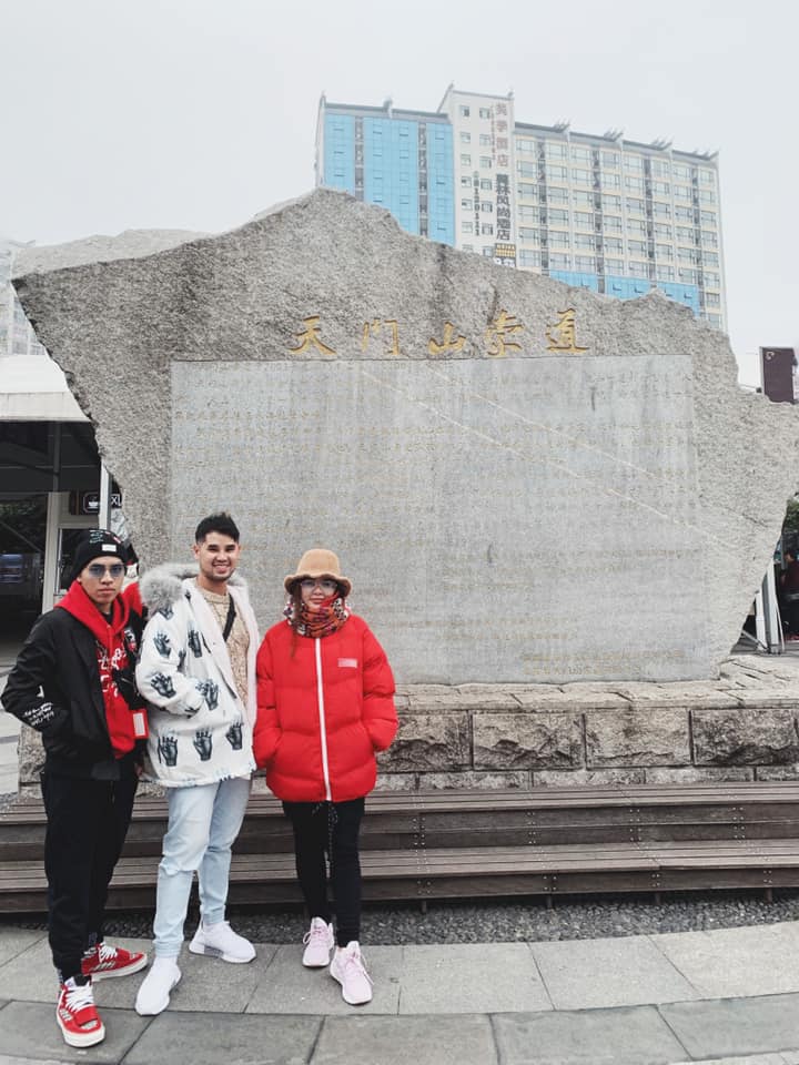 Người dân ở Phượng Hoàng Cổ Trấn Trương Gia Giới chỉ nói tiếng Trung không nói tiếng anh (Ảnh: Eric Lư) Người dân ở Phượng Hoàng Cổ Trấn Trương Gia Giới chỉ nói tiếng Trung không nói tiếng anh (Ảnh: Eric Lư)