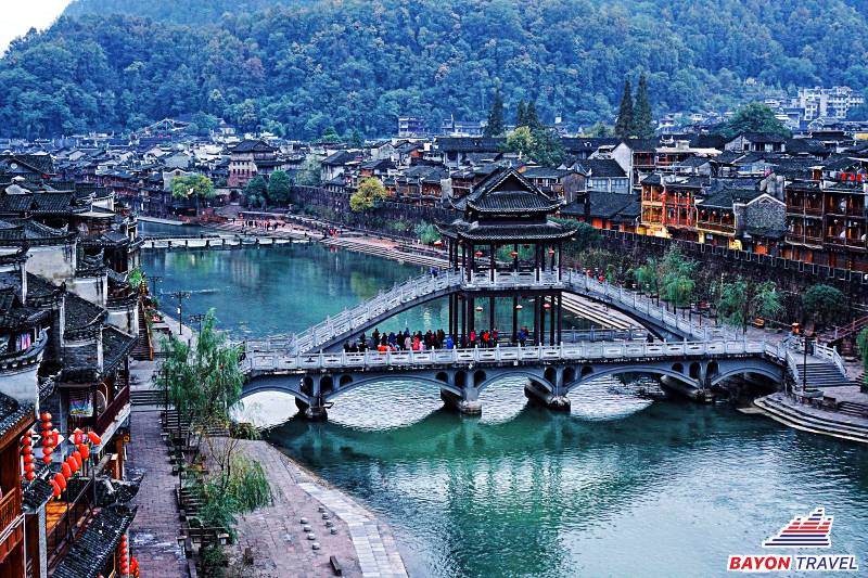 Toàn cảnh khu du lịch Phượng Hoàng Cổ Trấn Toàn cảnh khu du lịch Phượng Hoàng Cổ Trấn