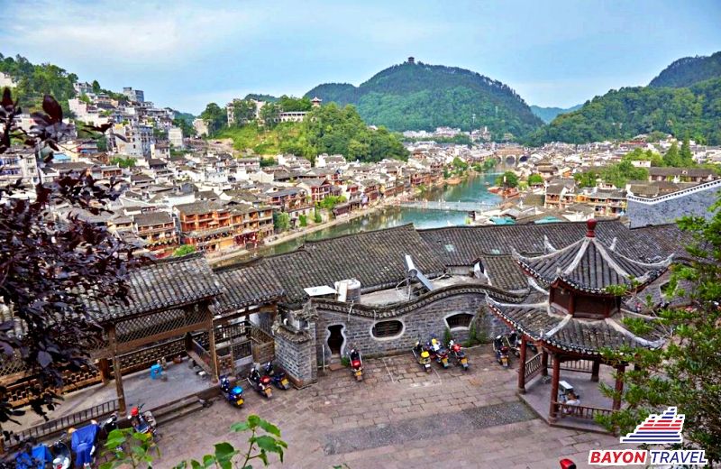 Toàn cảnh Phượng Hoàng Cổ Trấn nhìn từ trên cao cho những tín đồ du lịch thích sự yên bình Toàn cảnh Phượng Hoàng Cổ Trấn nhìn từ trên cao cho những tín đồ du lịch thích sự yên bình