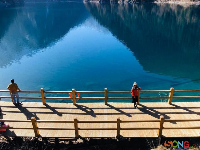 Khách đi tour du lịch Cửu Trại Câu đứng ngẩn ngơ trước cảnh đẹp thiên nhiên xanh tươi và tĩnh lặng nơi này (Ảnh: Lê Minh Hạ) Khách đi tour du lịch Cửu Trại Câu đứng ngẩn ngơ trước cảnh đẹp thiên nhiên xanh tươi và tĩnh lặng nơi này (Ảnh: Lê Minh Hạ)