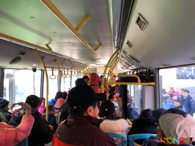 Các chuyến bus đi tham quan các địa điểm trong tour du lịch Cửu Trại Câu luôn đông nghẹt khách trên xe và khách đợi (Ảnh: Lê Minh Hạ) Các chuyến bus đi tham quan các địa điểm trong tour du lịch Cửu Trại Câu luôn đông nghẹt khách trên xe và khách đợi (Ảnh: Lê Minh Hạ)