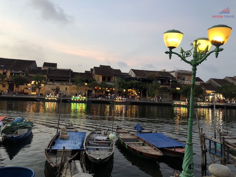 Đoàn du khách du lịch Đà Nẵng chiêm ngưỡng vẻ đẹp của Phố cổ tĩnh lặng về đêm Đoàn du khách du lịch Đà Nẵng chiêm ngưỡng vẻ đẹp của Phố cổ tĩnh lặng về đêm