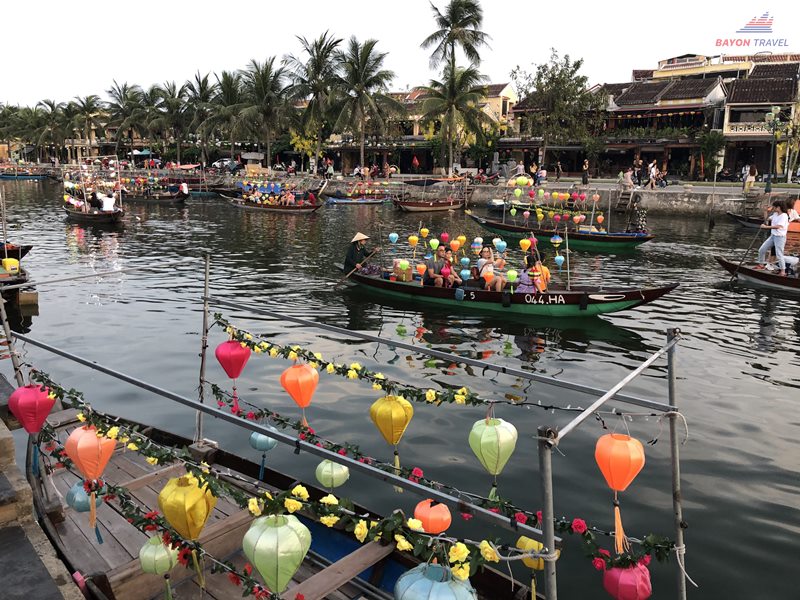 Khách du lịch Đà Nẵng dạo thuyền ngắm cảnh hai bên bờ Hội An cổ trấn Khách du lịch Đà Nẵng dạo thuyền ngắm cảnh hai bên bờ Hội An cổ trấn