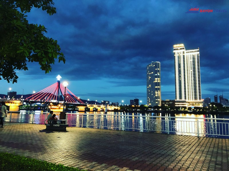 Khách du lịch có dịp ngắm nhìn một Đà Nẵng lộng lẫy về đêm Khách du lịch có dịp ngắm nhìn một Đà Nẵng lộng lẫy về đêm