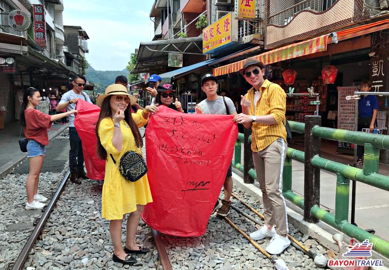 Cùng Bayon Travel thả đèn lồng ước nguyện nhé Cùng Bayon Travel thả đèn lồng ước nguyện nhé