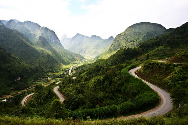 Con dốc ngoằn ngoèo như con rắn uốn mình dưới chân núi Con dốc ngoằn ngoèo như con rắn uốn mình dưới chân núi