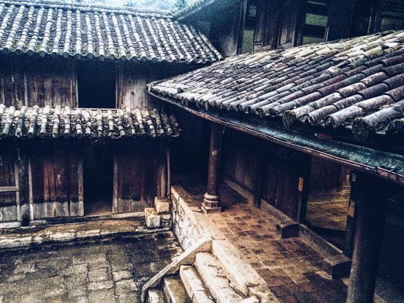 Đoàn du lịch Đông Bắc tham quan khu di tích Nhà Vua Mèo Vương Chí Sình Đoàn du lịch Đông Bắc tham quan khu di tích Nhà Vua Mèo Vương Chí Sình