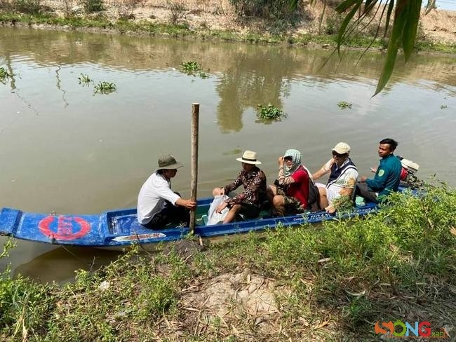 Du lịch Đồng Tháp: Đây là lần chuyển đó thứ 2. Nếu như lần đò đầu tiên có thể chở tối đa tầm 10 khách, thì lần sang đò thứ 2 chỉ có đò nhỏ hơn, tối đa 4 khách Du lịch Đồng Tháp: Đây là lần chuyển đó thứ 2. Nếu như lần đò đầu tiên có thể chở tối đa tầm 10 khách, thì lần sang đò thứ 2 chỉ có đò nhỏ hơn, tối đa 4 khách