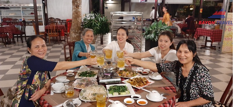 Khách du lịch dùng bữa trưa với những món đặc sản của miền đất Kiên Giang Khách du lịch dùng bữa trưa với những món đặc sản của miền đất Kiên Giang
