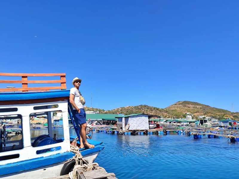 Những bè nổi nuôi tôm hùm cũng là một điểm check-in rất được các bạn trẻ ưa thích khi du lịch đến đảo Bình Hưng Ninh Chữ Những bè nổi nuôi tôm hùm cũng là một điểm check-in rất được các bạn trẻ ưa thích khi du lịch đến đảo Bình Hưng Ninh Chữ