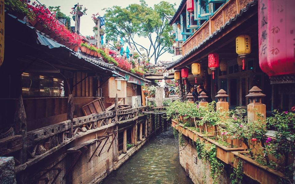 Khách sạn trang trí kiểu cổ trang ở Phượng Hoàng Cổ Trấn Trương Gia Giới (Ảnh: Sưu tầm) Khách sạn trang trí kiểu cổ trang ở Phượng Hoàng Cổ Trấn Trương Gia Giới (Ảnh: Sưu tầm)