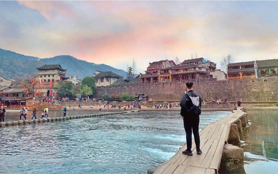 Thời tiết ở Phượng Hoàng Cổ Trấn Trương Gia Giới rất đẹp và trong (Ảnh: Eric Lư) Thời tiết ở Phượng Hoàng Cổ Trấn Trương Gia Giới rất đẹp và trong (Ảnh: Eric Lư)