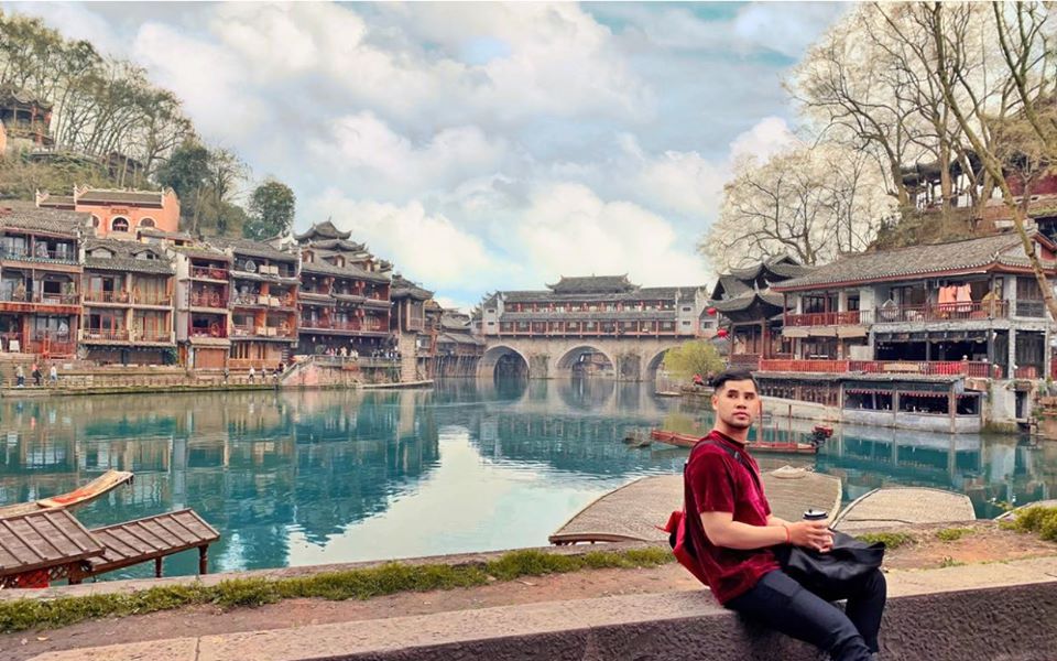 Cảnh ở Phượng Hoàng Cổ Trấn Trương Gia Giới đẹp thế này thì giá tiền như vậy cũng xứng đáng đúng không mọi người (Ảnh: Eric Lư) Cảnh ở Phượng Hoàng Cổ Trấn Trương Gia Giới đẹp thế này thì giá tiền như vậy cũng xứng đáng đúng không mọi người (Ảnh: Eric Lư)