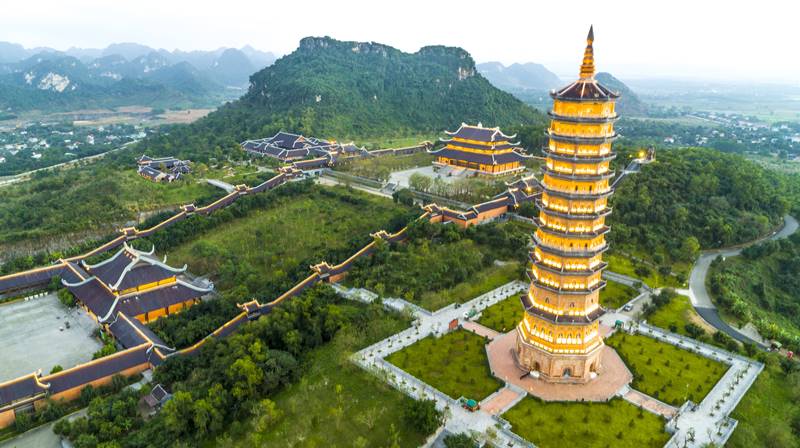 Khách du lịch đến Sapa được đắm chìm trong phong cảnh hùng vĩ của Tam Chúc Khách du lịch đến Sapa được đắm chìm trong phong cảnh hùng vĩ của Tam Chúc