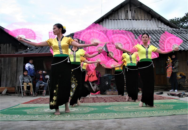 Đoàn du lịch sẽ được thưởng thức đặc sản vùng đất sapa là các điệu múa dân tộc Đoàn du lịch sẽ được thưởng thức đặc sản vùng đất sapa là các điệu múa dân tộc