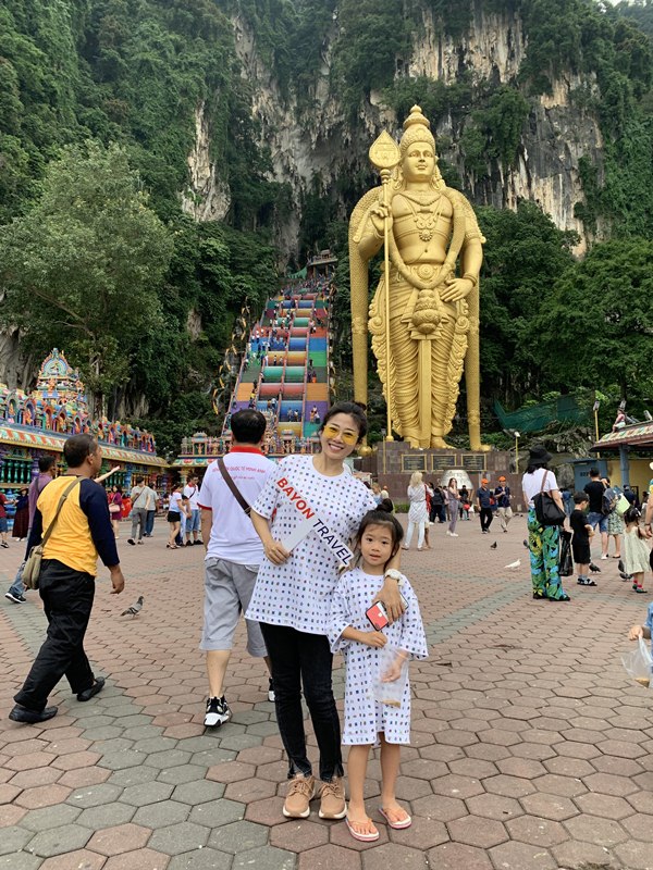 Nữ diễn viên vui tươi check-in cùng con gái nhỏ trước tượng thần Murugan linh thiêng trong chuyến du lịch hai nước Singapore Malaysia của mình Nữ diễn viên vui tươi check-in cùng con gái nhỏ trước tượng thần Murugan linh thiêng trong chuyến du lịch hai nước Singapore Malaysia của mình