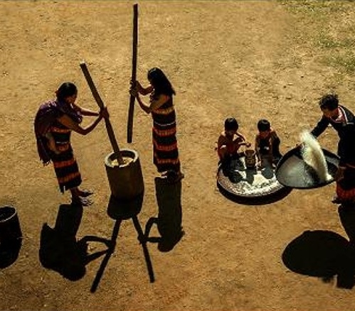 Hình ảnh người dân tộc S'Tiêng ngày đêm giã gạo trên sóc Bom Bo nuôi quân kháng chiến là đặc trưng của vùng đất Tà Đùng Tây Nguyên này Hình ảnh người dân tộc S'Tiêng ngày đêm giã gạo trên sóc Bom Bo nuôi quân kháng chiến là đặc trưng của vùng đất Tà Đùng Tây Nguyên này