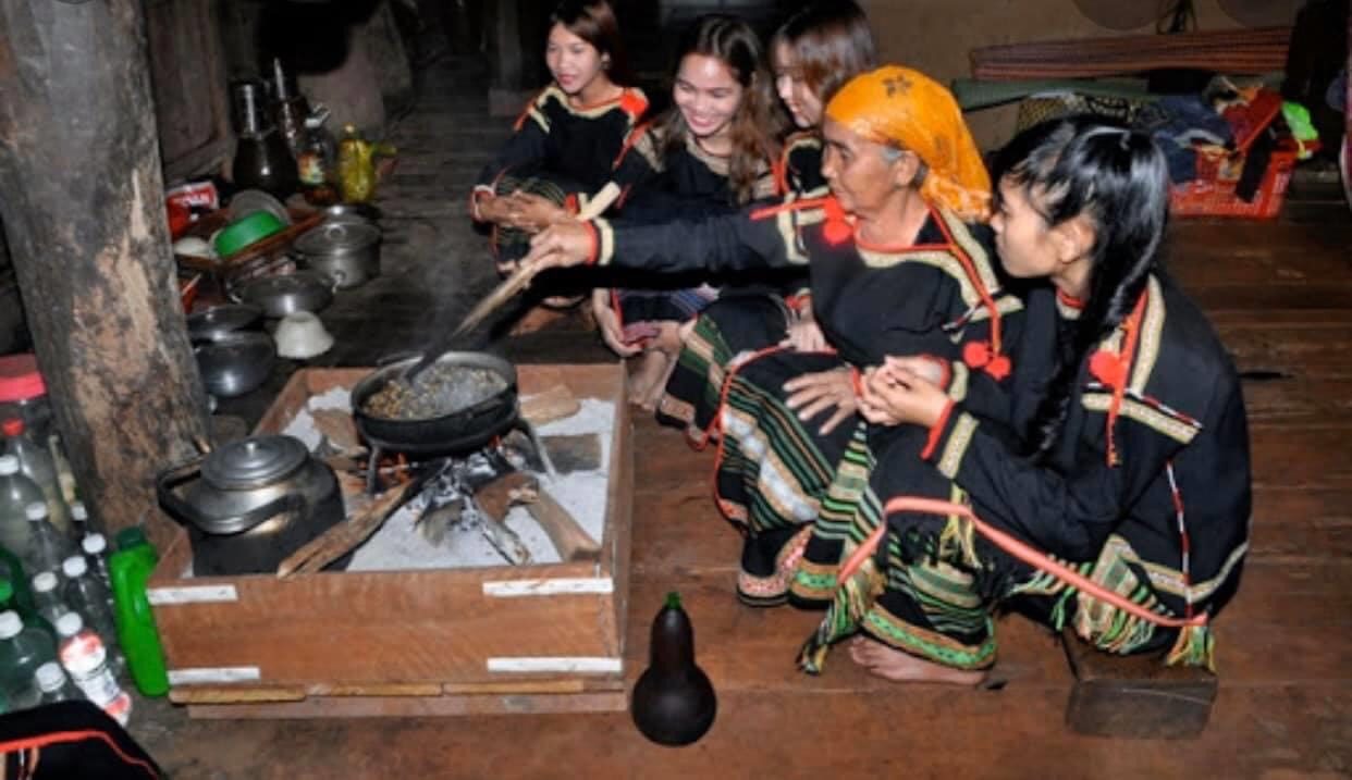 Đoàn du lịch Tây Nguyên Tà Đùng sẽ trải nghiệm với trang phục người dân tộc Đoàn du lịch Tây Nguyên Tà Đùng sẽ trải nghiệm với trang phục người dân tộc