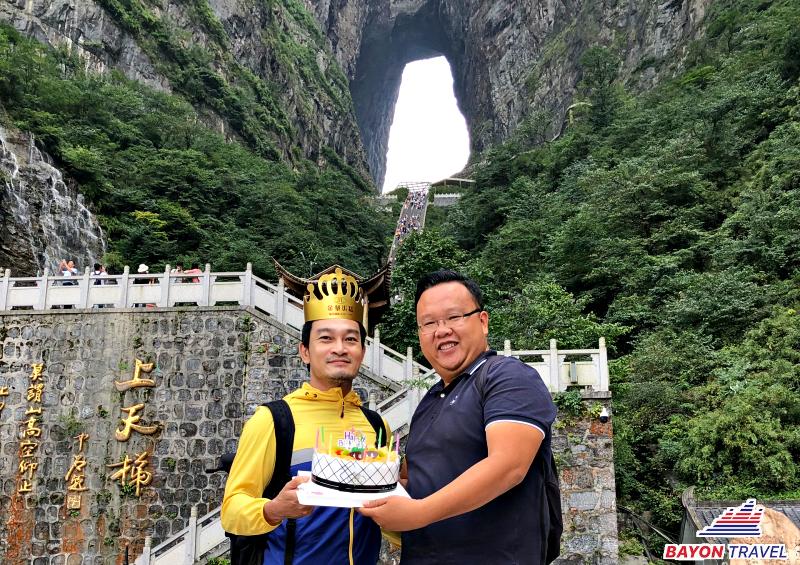 Nghệ sĩ Trương Minh Quốc Thái đón sinh nhật tại Cổng Trời - Trương Gia Giới cùng Bayon Travel Nghệ sĩ Trương Minh Quốc Thái đón sinh nhật tại Cổng Trời - Trương Gia Giới cùng Bayon Travel