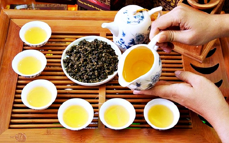 Vừa uống trà Ô Long để đàm đạo vừa để thanh lọc cơ thể nên món quà du lịch Phượng Hoàng Cổ Trấn này ai ai cũng yêu thích (Ảnh: sưu tầm) Vừa uống trà Ô Long để đàm đạo vừa để thanh lọc cơ thể nên món quà du lịch Phượng Hoàng Cổ Trấn này ai ai cũng yêu thích (Ảnh: sưu tầm)