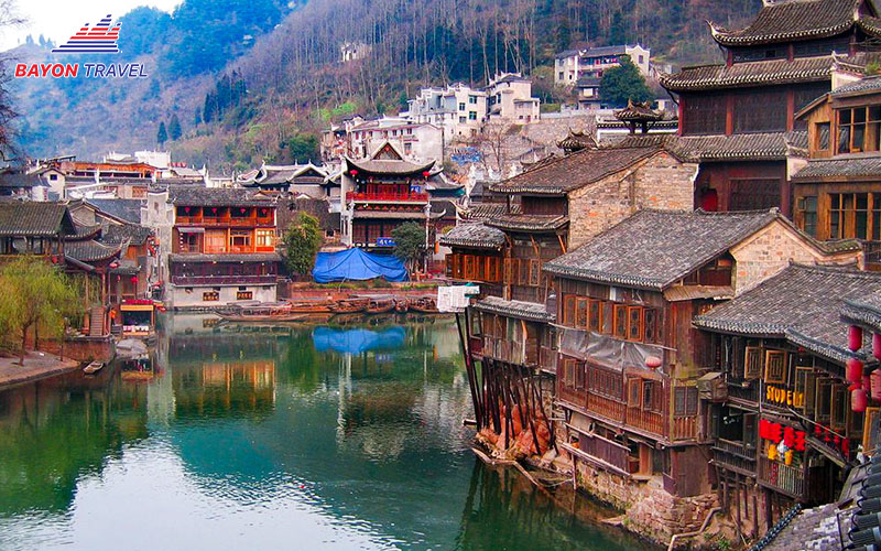 Phượng Hoàng cổ trấn mang tên loài chim Thần truyền thuyết của Trương Gia Giới Phượng Hoàng cổ trấn mang tên loài chim Thần truyền thuyết của Trương Gia Giới