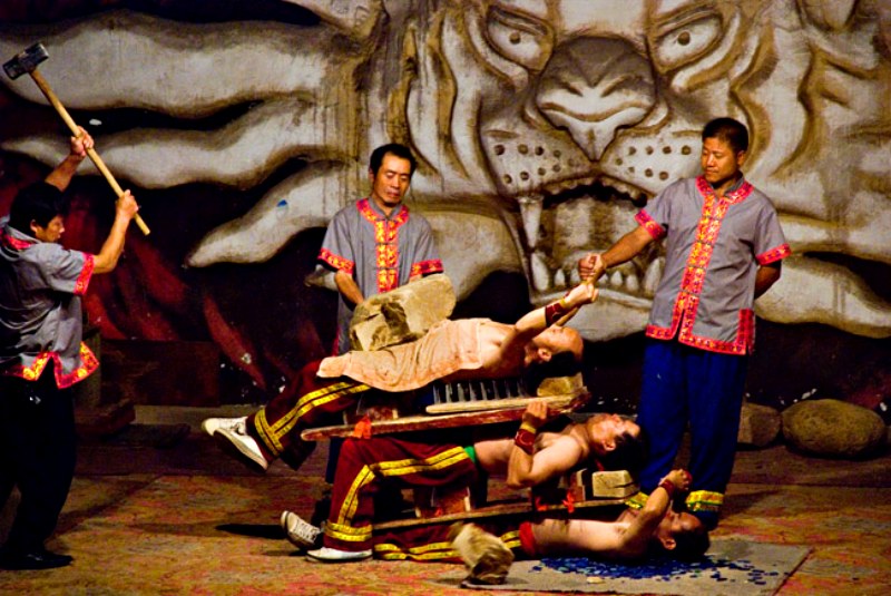 Trang phục truyền thống của đàn ông Thổ Gia hiện đại nên mua về làm quà khi đi Phượng Hoàng Cổ Trấn (Ảnh: sưu tầm) Trang phục truyền thống của đàn ông Thổ Gia hiện đại nên mua về làm quà khi đi Phượng Hoàng Cổ Trấn (Ảnh: sưu tầm)