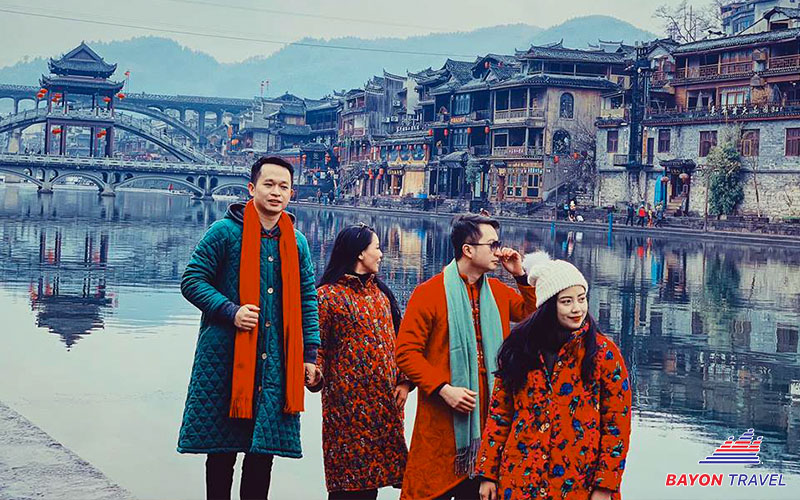 Chọn trang phục tone-sur-tone cũng là một ý hay cho khách du lịch chụp hình tại Phượng Hoàng cổ trấn xinh đẹp Chọn trang phục tone-sur-tone cũng là một ý hay cho khách du lịch chụp hình tại Phượng Hoàng cổ trấn xinh đẹp