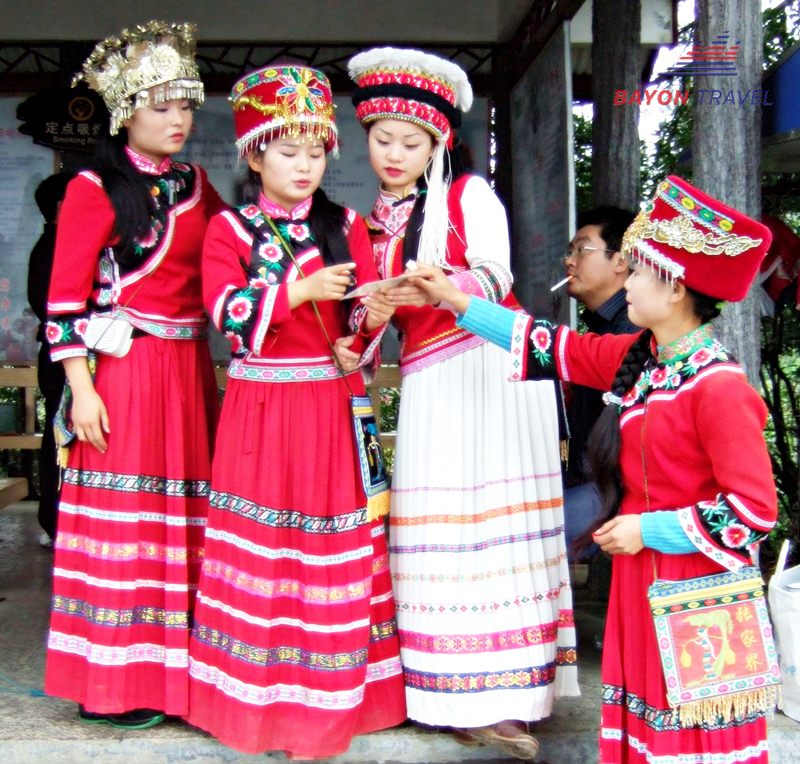 Trang phục dân tộc của người Thổ Gia ở Phượng Hoàng cổ trấn Trương Gia Giới chủ yếu là những bộ váy thêu hoa dệt tay Trang phục dân tộc của người Thổ Gia ở Phượng Hoàng cổ trấn Trương Gia Giới chủ yếu là những bộ váy thêu hoa dệt tay