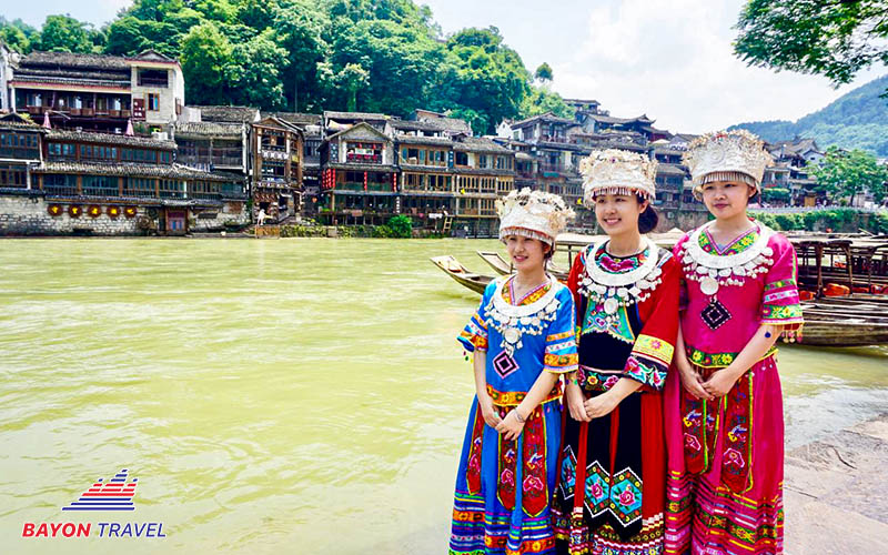 Mặc trang phục của dân tộc Miêu ở Phượng Hoàng cổ trấn đang rất được khách du lịch nữ giới ưa chuộng Mặc trang phục của dân tộc Miêu ở Phượng Hoàng cổ trấn đang rất được khách du lịch nữ giới ưa chuộng