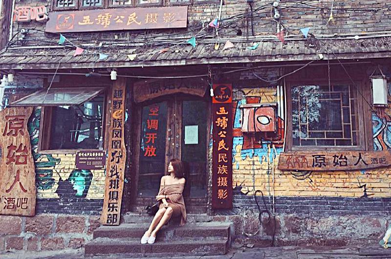 Du lịch Phượng Hoàng cổ trấn nên mặc gì: Trang phục thoải mái trong mùa hè tại ngôi nhà nhỏ (Ảnh sưu tầm) Du lịch Phượng Hoàng cổ trấn nên mặc gì: Trang phục thoải mái trong mùa hè tại ngôi nhà nhỏ (Ảnh sưu tầm)