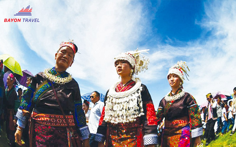 Trang phục được thêu dệt tinh xảo của người Miêu tạo nét văn hóa du lịch đặc trưng cho Phượng Hoàng cồ trấn Trương Gia Giới Trang phục được thêu dệt tinh xảo của người Miêu tạo nét văn hóa du lịch đặc trưng cho Phượng Hoàng cồ trấn Trương Gia Giới