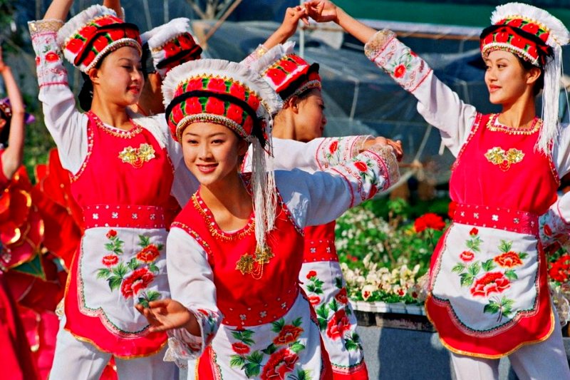 Trang phục truyền thống của người Bạch chủ yếu là màu trắng nên mua khi đi Phượng Hoàng Cổ Trấn (Ảnh: sưu tầm) Trang phục truyền thống của người Bạch chủ yếu là màu trắng nên mua khi đi Phượng Hoàng Cổ Trấn (Ảnh: sưu tầm)