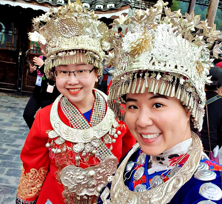 Đi Phượng Hoàng Cổ Trấn nên mua gì? Trang phục truyền thống của người Miêu thường được kết hợp với trang sức bạc (Ảnh: sưu tầm) Đi Phượng Hoàng Cổ Trấn nên mua gì? Trang phục truyền thống của người Miêu thường được kết hợp với trang sức bạc (Ảnh: sưu tầm)