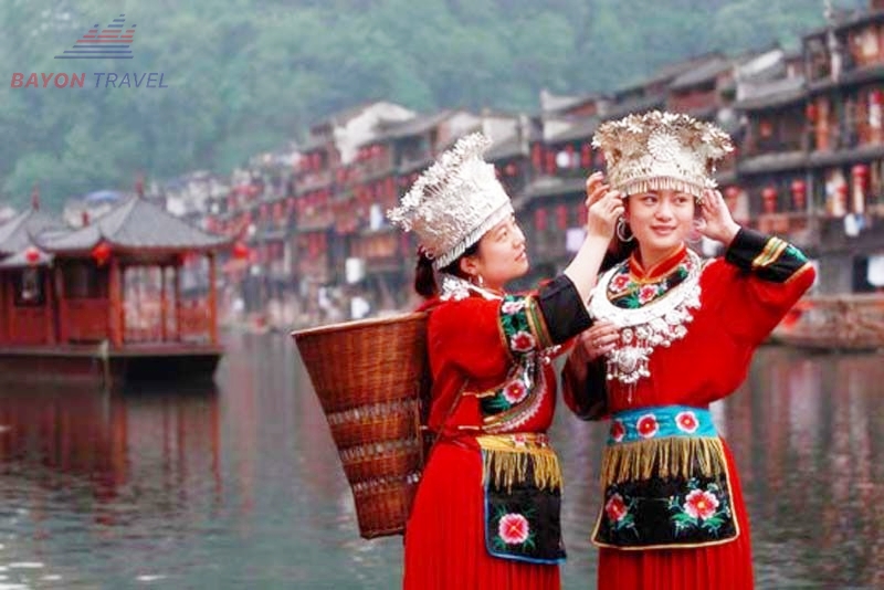 Trang phục truyền thống của người Thổ Gia tại Phượng Hoàng cổ trấn Trương Gia Giới có màu đỏ rất đẹp Trang phục truyền thống của người Thổ Gia tại Phượng Hoàng cổ trấn Trương Gia Giới có màu đỏ rất đẹp