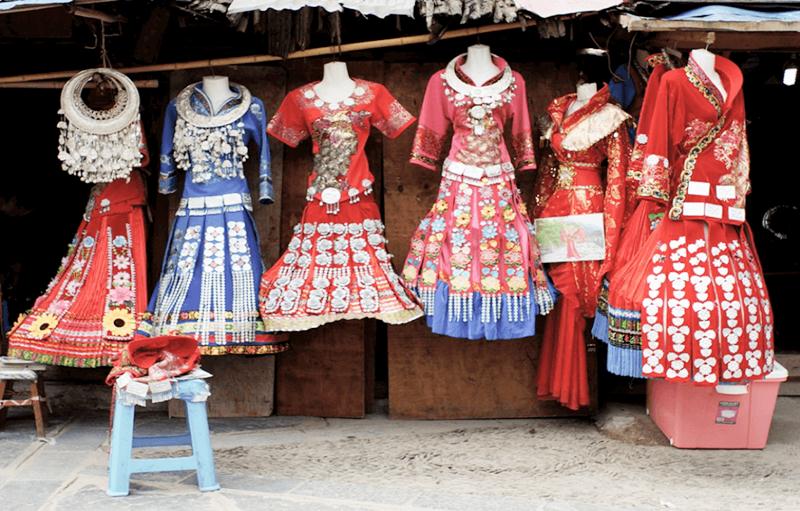 Những bộ trang phục truyền thống của người Miêu ở Phượng Hoàng cổ trấn rất đẹp khách du lịch có thể thuê mặc để chụp hình Những bộ trang phục truyền thống của người Miêu ở Phượng Hoàng cổ trấn rất đẹp khách du lịch có thể thuê mặc để chụp hình