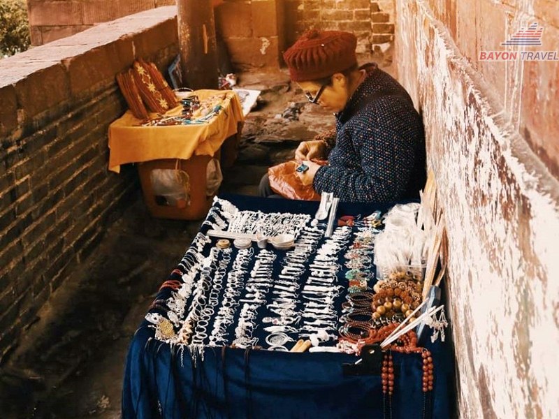 Khách du dễ dàng tìm thấy trang sức bạc của người Miêu được bán rất nhiều ở Phượng Hoàng Cổ Trấn để mua về làm quà tặng người thân bạn bè Khách du dễ dàng tìm thấy trang sức bạc của người Miêu được bán rất nhiều ở Phượng Hoàng Cổ Trấn để mua về làm quà tặng người thân bạn bè