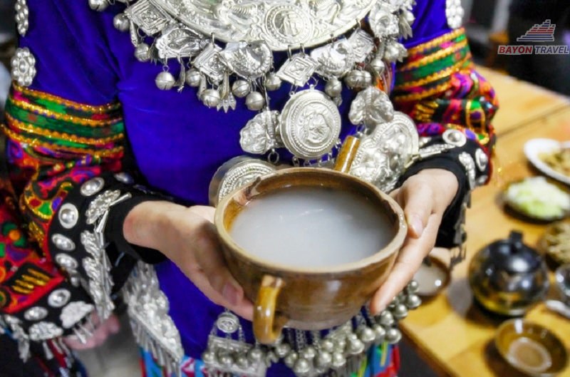 Khách du lịch đến Phượng Hoàng cổ trấn sẽ bắt gặp hình ảnh trang sức bạc được lồng ghép rất nhiều trong các bộ trang phục của người Miêu ở đây Khách du lịch đến Phượng Hoàng cổ trấn sẽ bắt gặp hình ảnh trang sức bạc được lồng ghép rất nhiều trong các bộ trang phục của người Miêu ở đây