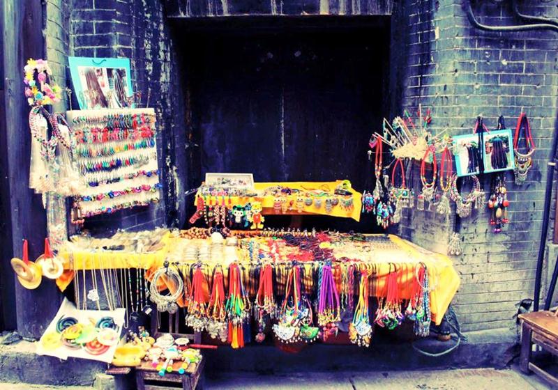 Đủ các loại trang sức thủ công được bày bán ở Phượng Hoàng Cổ Trấn khách du lịch tha hồ chọn mua về làm quà cho bạn bè Đủ các loại trang sức thủ công được bày bán ở Phượng Hoàng Cổ Trấn khách du lịch tha hồ chọn mua về làm quà cho bạn bè