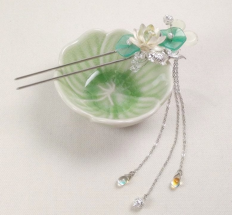 Trâm cài tóc tinh tế giản đơn này lại thích hợp mua về làm quà lưu niệm du lịch Bắc Kinh xa xôi cho các chị em phụ nữ Trâm cài tóc tinh tế giản đơn này lại thích hợp mua về làm quà lưu niệm du lịch Bắc Kinh xa xôi cho các chị em phụ nữ