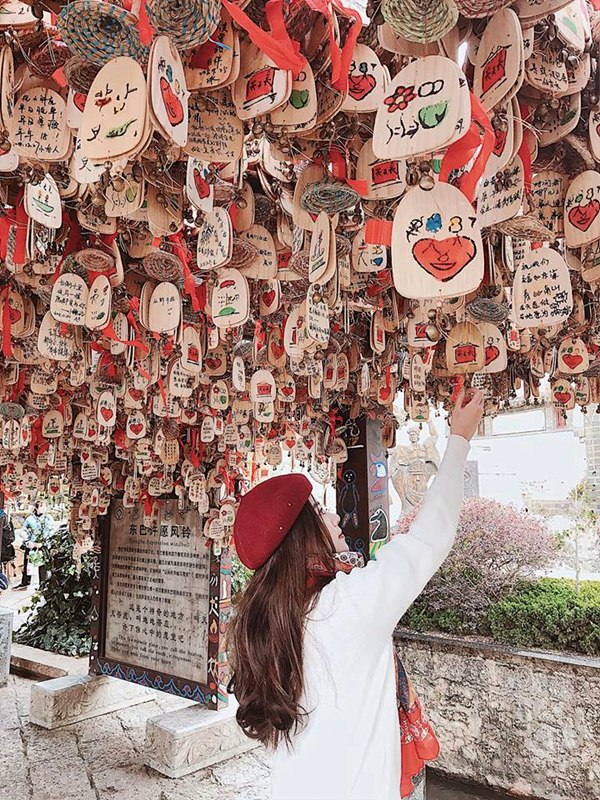 Khách du lịch sẽ thấy nhiều chuông gió ở Lệ Giang cổ trấn vì người dân nơi đây có tục lệ treo chuông gió để cầu điều ước Khách du lịch sẽ thấy nhiều chuông gió ở Lệ Giang cổ trấn vì người dân nơi đây có tục lệ treo chuông gió để cầu điều ước