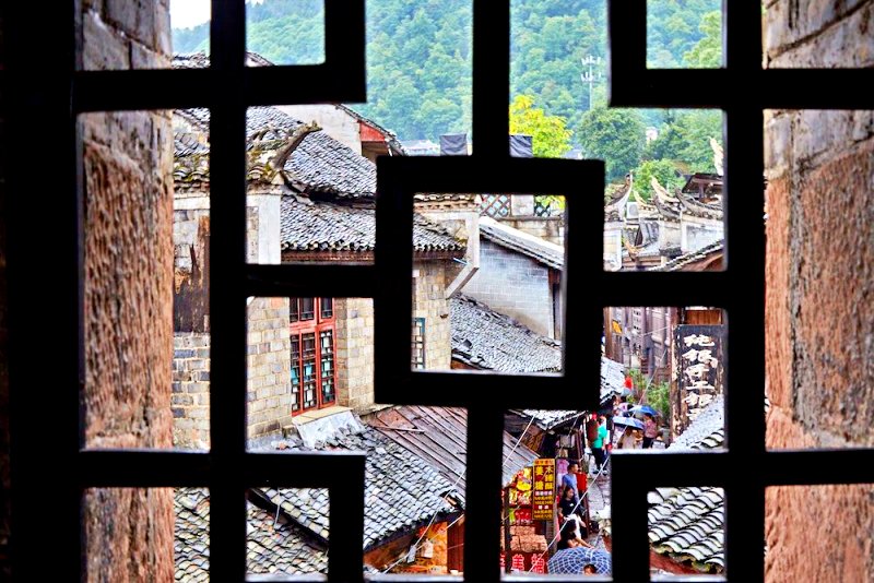 Du lịch Phượng Hoàng Cổ Trấn: Góc nhìn từ tháp cổ ra các con hẻm trong Phượng Hoàng trấn Du lịch Phượng Hoàng Cổ Trấn: Góc nhìn từ tháp cổ ra các con hẻm trong Phượng Hoàng trấn